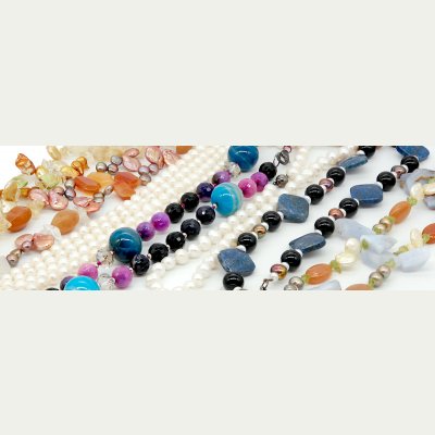 Colliers de différents motifs avec des perles...