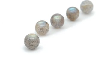 Boule de pierre précieuse en labradorite irisée