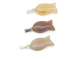 Fish-shaped gemstone pendant made of agate