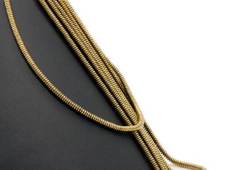 Disque dhématite doré, percé et scintillant.