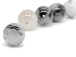 Une grande perle de quartz tourmaline percée