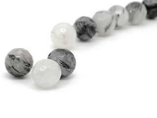 Trois perles de pierres précieuses facettées et percées