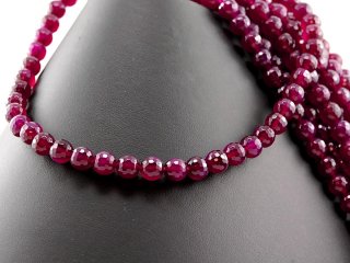 Strand with agate beads in magenta