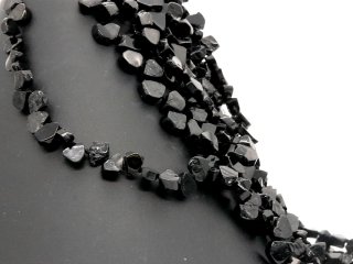 Turmaline strand - flat, raw drop shape 8x10 mm black, length 42 cm /1509