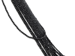 Schwarze, durchbohrte Spinell-Kugeln