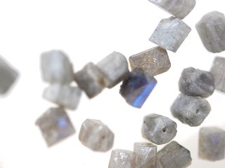 Labradorit - grob facettierte Walzen 6x8 mm grau, 2 Stk /2787s