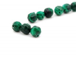 Trois perles de malachite dans les tons de vert