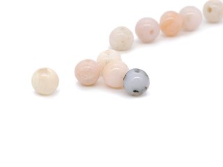 Cinq boules de pierres précieuses Opale rose