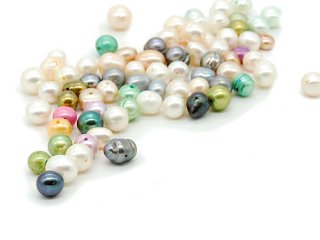 40 grammes de perles de culture multicolores