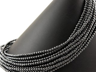 Glänzende Kugeln aus Hämatit in Grau