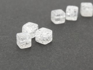 Trois cubes de cristal de roche blanc craquelés