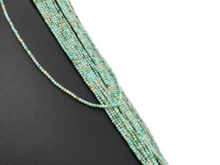 Durchbohrte, helle, facettierte Türkisperlen