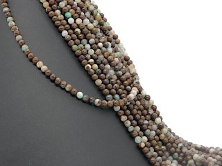 Braune und grüne, durchbohrte Chrysoprase