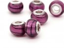 Deux perles de verre violettes avec des lignes noires