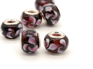 Zwei lila Glasbeads mit abtrakt floralem Muster