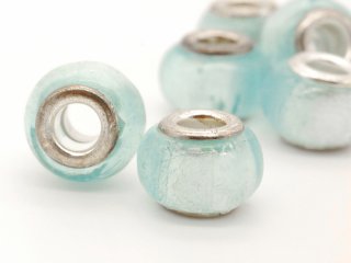 Zwei hellblaue Glass-Beads für Schmuck