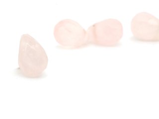 Petite goutte de quartz rose à facettes