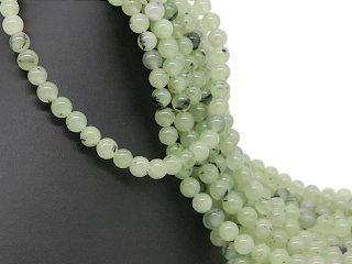 Grüne, durchbohrte Granat-Kugeln