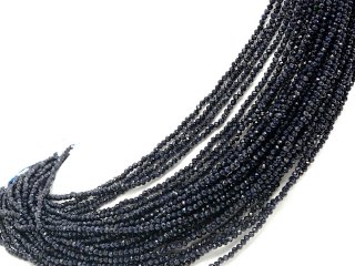 Facettierte, funkelnde, durchbohrte Edelsteinkugeln mit Glitzer