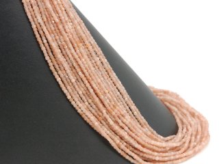 Cubes facettés roses percés en pierre de lune