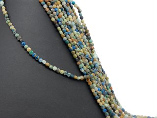Disques de chrysocolle percés, facettés et colorés