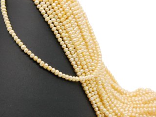 Un écheveau de perles de culture jaunes