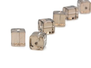 Deux cubes de quartz fumé percés