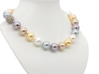Elégant collier de perles de coquillages aux couleurs pastel