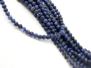 Brins de pierres précieuses bleues avec sodalite