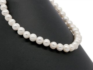 Pierced, loose, baroque cultured pearls in white