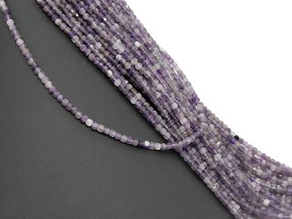 Durchbohrte, lilafarbene Amethystwürfeln
