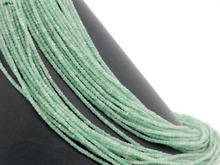 Kleine, grüne Apatitwürfel