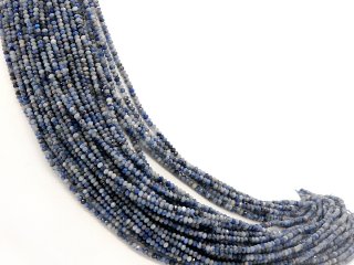 Funkelnder, blaugrauer Edelsteinstrang mit Sodalith