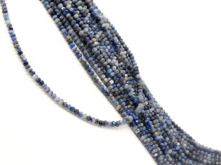 Brins de pierres précieuses bleu-gris étincelants avec sodalite