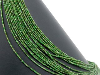 Petits cubes de diopside percés en vert
