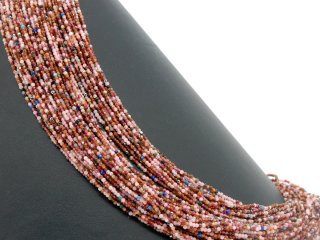 Pierres précieuses mélangées, facettées et colorées