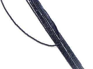 Glitzernde, facettierte, durchbohrte, blaue Edelsteinkugeln