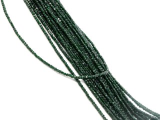 Grüne, glitzernde, durchbohrte Sandsteinwürfel