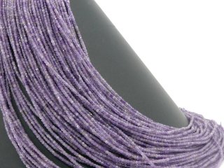 Funkelnde, durchbohrte Amethystwürfel
