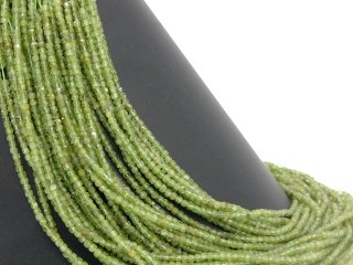 Grüne, durchbohrte, facettierte Peridotwürfel