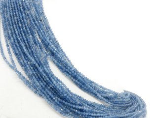 Funkelnde, kleine Aquamarinperlen in Blau