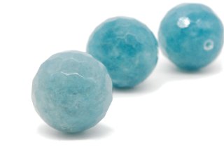 Große, blaue, facettierte, durchbohrte Quarzitkugel