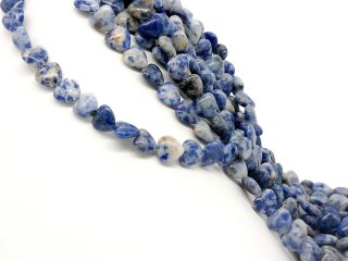 Coeurs percés en sodalite bleue et grise