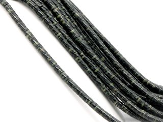 Durchbohrte, grün-schwarze Jaspis-Scheiben