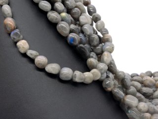 Galets percés en labradorite grise