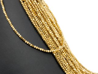 Durchbohrte, funkelnde, goldene Hämatit-Prismen