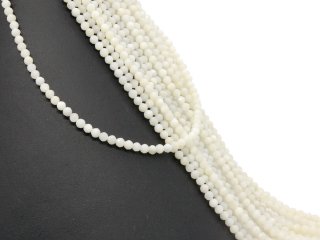 Boules de nacre blanche facettées et percées