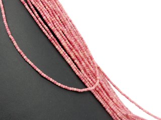 Durchbohrte Rhodonitwürfel in Rosa und Sand
