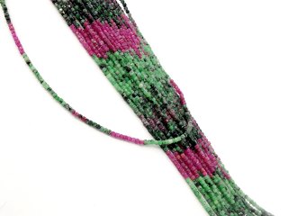 Facettierte Rubin-Zoisit-Würfel in Schwarz, Magenta und Grün