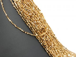 Durchbohrte, funkelnde, goldene Hämatit-Kreuze